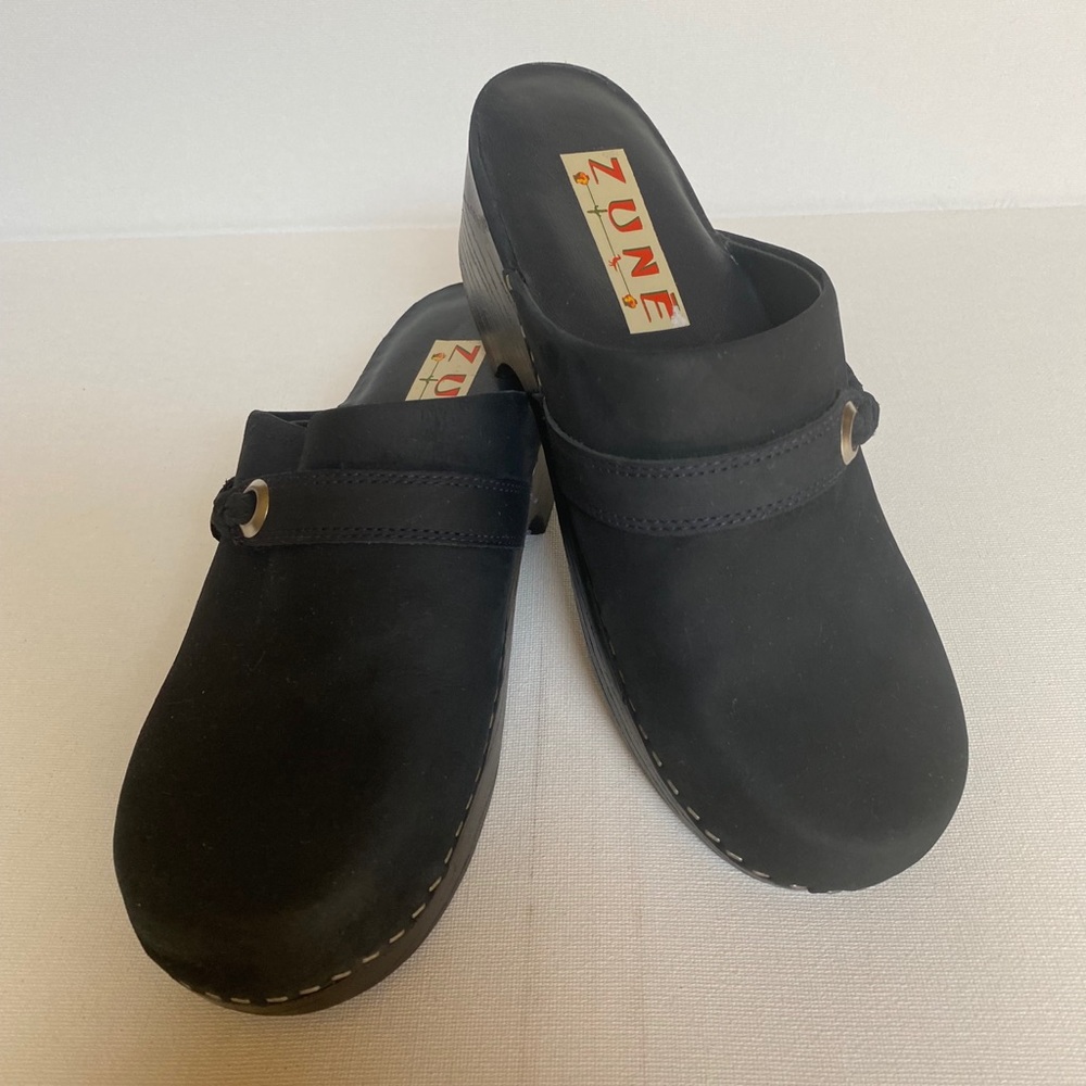 clarks navy blue clogs